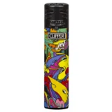 En lighter med en slank, cylindrisk form præsenterer sig i nuancer af blå og hvid med et mønster af stiliserede bølger. Den har en jet-flame funktion og en transparent tank, der viser brændstofniveauet. Øverst findes en tændknap, som er let tilgængelig, og den matte overflade giver et moderne udtryk.