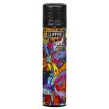 En lighter med en slank, cylindrisk form i metal med en blank overflade. Farven er en dyb blå med nuancer af lilla, som skaber en gradient-effekt. Toppen har en jetflammeudgang, der er indrammet af en sort plastikring. Lighteren prydes af et mønster af abstrakte, svungne linjer i lysere nuancer, der tilføjer tekstur og dybde.