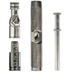 Dynavap M7 vaporizer har en slank, cylindrisk form fremstillet af rustfrit stål med en børstet overflade. Den har en karakteristisk mundstykke med en let buet profil og finurlige detaljer, herunder en indgraveret logo. En metalring markerer fyldningsområdet, mens det prægede mønster giver et godt greb. Farven er primært sølv, med mørkere nuancer i de indgraverede elementer.