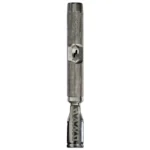 Dynavap M7 vaporizer præsenterer sig med en slank, cylindrisk form i rustfrit stål. Overfladen har en børstet tekstur, der reflekterer lys subtilt. Den øverste del er udstyret med et spidst mundstykke, mens kroppen har indgraverede mønstre, der giver et greb. En lille åbning til varmeelementet er synlig ved bunden, hvilket indikerer en præcis designet struktur.