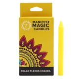 En lys, gylden stearinlys med en glat overflade præget af en let skinnende finish. Lysestagen er cylindrisk og har en dekorativ etiket med symboler og tekst, der angiver solar plexus chakraet. Farverne spænder fra dyb guld til lysere nuancer, og et subtile mønster pryder etiketten, der tilføjer dybde og interesse til designet.