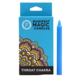 En lys blå krukke med låg indeholder en lys beige vokslys. Låget har en glat overflade, mens krukken har et mønster af bølger og en mat finish. Et hvidt label med sort tekst angiver "Throat Chakra". Lysflammen er synlig, og den omgivende atmosfære er blød og beroligende, fremhævet af den bløde belysning.