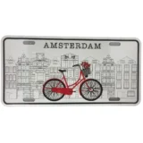 Et metal skilt præsenterer en detaljeret, stiliseret illustration af Amsterdams kanaler og karakteristiske husfacader. Farverne spænder fra dybe blå til varme brune nuancer, med fine linjer, der fremhæver husenes vinduer og tage. Skiltet har en glat, skinnende overflade, der reflekterer lys, og en diskret sort kant, som indrammer motivet.
