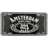 Et metal skilt prydes af en grafisk illustration af Amsterdam med bygninger og kanaler. Farverne er dominerende blå, hvid og orange. Skiltet har en glat, blank overflade med små teksturer, der giver dybde. Øverst ses teksten "Amsterdam" i en fed, sans-serif skrifttype, mens et lille symbol af en båd tilføjer et maritimt element til designet.