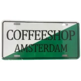 Et rektangulært metal skilt præsenterer teksten "Green Coffeeshop Amsterdam" i en elegant, hvid skrifttype. Baggrunden er i en dyb grøn nuance, der skaber kontrast til den lette tekst. Kanterne er let afrundede, og overfladen har en mat finish, der giver et rustikt udtryk. Skiltet er monteret med skruer i hvert hjørne.