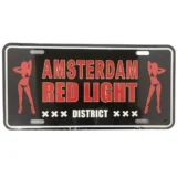 Et metal skilt præsenterer en sort baggrund med hvid og rød tekst. Den øverste del har ordet "Red" i store, fede, hvide bogstaver, mens "Light District" er placeret lige under i mindre, men stadig markante, hvide skrifttype. Omkring teksten er der en rød kant, der tilføjer en kontrast. Overfladen har en let glans, der fremhæver skiltets robuste materiale.