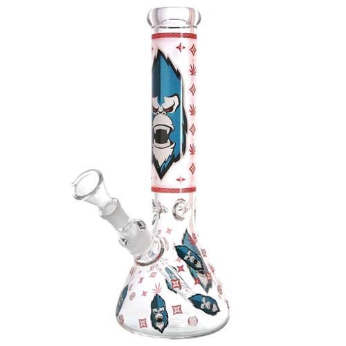 En rød bro af plast med en glødende overflade præger scenen. Broens struktur er buet, hvilket skaber en elegant form, mens gelænderet har et let bølget design. Under broen er der en dybde, der giver illusionen af en vandoverflade. Farven er intens og ensartet, hvilket tilføjer en dramatisk effekt til kompositionen.