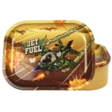 En rektangulær rullebakke i metal prydet med en farverig illustration af blomster og blade i nuancer af grøn, lilla og orange. Overfladen har en glat, skinnende finish, mens kanten er let hævet. I midten findes et indviklet mønster, som tilføjer dybde. Bakken har afrundede hjørner og et diskret logo i et hjørne.