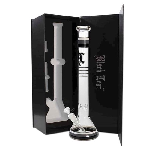 En sort glas bongs flaske med en elegant, slank form og afrundede kanter. Den er dekoreret med et blad-mønster, der tilføjer et dekorativt element. Øverst er en bred åbning, og der er en tilslutningsport til et rør. Overfladen har en glansfuld finish, der reflekterer lys, og bunden er stabil og flad.