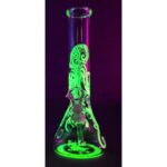 En sort bladformet lampe med en glødende effekt pryder overfladen. Lampens struktur er glat med en blød, buet form, der skaber en elegant silhuet. Den sorte farve giver et moderne udtryk, mens den indvendige belysning skaber en varm ambiance. Lampen har en solid base, der sikrer stabilitet, og den er designet til at kaste lys på omgivelserne.