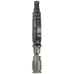 En metalvaporizer med en slank, cylindrisk form pryder overfladen. Den er udført i en mat sølvfarve med en let børstet tekstur, der giver en moderne fornemmelse. En lille, rund knap er placeret på siden, mens toppen har et delikat mønster af små perforeringer, der muliggør luftcirkulation. Den robuste konstruktion udstråler holdbarhed og kvalitet.