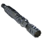 En metalrørformet enhed med en mat overflade og en let struktureret tekstur. Den har en cylindrisk form med en diameter, der gradvist indsnævres mod den ene ende. Øverst er der en skruelåg med små indhak, og i bunden ses en perforeret plade. Farven er primært sølvgrå med enkelte mørkere nuancer. Enheden har en kompakt og strømlinet design.