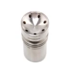 En stor, domeløs titaniumnail med en glat overflade og en sølvfarvet finish. Den har en standard SG 18F forbindelse, der muliggør nem montering. Nailens form er cylindrisk med en flad top, og den præsenterer en ensartet tekstur uden synlige samlinger. Materialet reflekterer lys og giver et moderne udtryk.