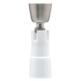 En stor domeless nail i titanium og keramik præsenteres med en glat, sølvfarvet overflade, der giver en metallisk glans. Den har en konisk form med en bred, flad top og en smalere bund, der afsluttes med en SG 18/14 forbindelse. Materialernes overflade har en let struktureret tekstur, hvilket tilføjer visuel interesse.