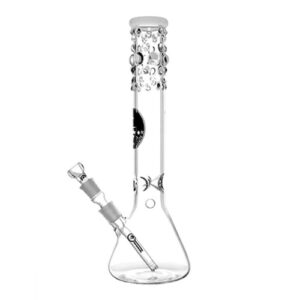 En klar, cylindrisk kolbe med en bred bund og en smal åbning topper med en let udvidet kant. Kolben er lavet af glas, der fremhæver indholdet, som skaber bobler. Den har en kapacitet på 40 cm og en glat overflade med en blank finish. Ingen påskrifter eller mærker er synlige.