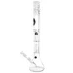 En klar glasbeholder med en cylindrisk form har en kapacitet på 57 cm. Den øverste del er bred med en smal hals, der fører til en rund bund. Beholderen er dekoreret med farverige bobler og har en perkolator i bunden, der skaber en kompleks struktur. Overfladen er glat, og lyset reflekteres i glasset, hvilket fremhæver dets gennemsigtighed.