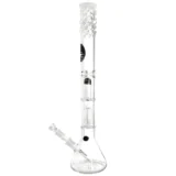 En klar glasbeholder med en cylindrisk form har en kapacitet på 57 cm. Den øverste del er bred med en smal hals, der fører til en rund bund. Beholderen er dekoreret med farverige bobler og har en perkolator i bunden, der skaber en kompleks struktur. Overfladen er glat, og lyset reflekteres i glasset, hvilket fremhæver dets gennemsigtighed.