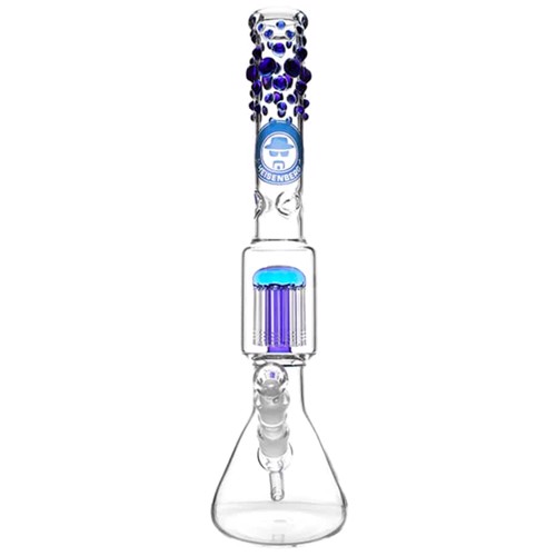 En blå bubble beaker percolator i glas præsenterer en glat, gennemsigtig overflade med en let bølget form. Den har en bred bund, der smalner ind mod toppen, og en udluftningskanal. Det indre rum er opdelt af bobler, der skaber en interessant tekstur. Kanten er jævnt slebet, og der er en integreret, buet hank til håndtering.