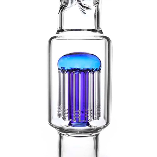 En blå bubble beaker percolator i glas med en højde på 49 cm præsenterer en afrundet form med en bred bund, der smalner mod toppen. Det klare glas viser indvendige perkolatorer og bobler, der fremhæver strukturen. Kanten er glat og lige, mens en tynd, buet hals leder op til en bred åbning. Det samlede udseende udstråler elegance og funktionalitet.