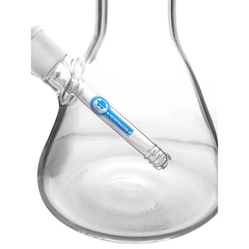 En blå bubbler-perkolator i glas med en højde på 49 cm. Den har en rund bund, der gradvist snævrer ind mod en smal hals. Perkolatoren indeholder flere kamre og rør, der skaber et komplekst netværk. Overfladen har en glat, gennemsigtig tekstur, mens de indvendige elementer har en let blålig nuance, der reflekterer lyset.