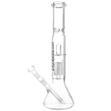 En glasbong med en højde på 44 cm præsenterer sig med en cylindrisk form og en transparent overflade. Den har en 8-armet perkolator, der strækker sig ned fra et bredere midterstykke. De fine arme skaber en kompleks struktur, mens en bred fod stabiliserer bongens grund. Kanten er glat og tynd, hvilket giver et elegant udtryk.