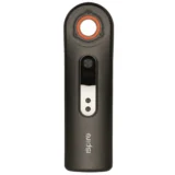 En slank, cylindrisk enhed med en glat metaloverflade pryder midten, mens en sort adapter med en lille åbning er placeret i den ene ende. En tydelig, buet form sikrer ergonomisk greb. Overfladen har en poleret finish, der reflekterer lys, og en lille knap er synlig, måske til regulering, hvilket giver en minimalistisk og elegant æstetik.