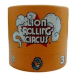 En rullende kværn med en diameter på 53 mm præsenterer sig i en skarp orange farve. Den har en glat, blank overflade af glas og metal, som reflekterer lys. Kværnen er udstyret med et præcist tandhjulssystem og har fine mønstre indgraveret på overfladen. Knapperne er ergonomisk placeret for nem betjening, og designet er kompakt og funktionelt.