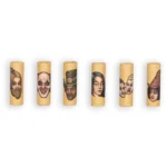 Prerolled filtertips i naturfarvet papir præsenteres i en række. Hver filtertip har en ensartet, glat overflade og er let buet i enderne. Papiret er ubleget, hvilket giver en varm, beige nuance. Der er ingen synlige trykker, og tipsene har en kompakt, cylindrisk form, der gør dem nemme at håndtere og anvende.