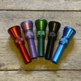 Slamrøret præsenterer sig med en cylindrisk form og en diameter på 5 cm. Det er fremstillet af metal med en glat, skinnende overflade, der reflekterer lys. Farven varierer, hvilket skaber et interessant visuelt udtryk. Enderne er skarpt afskåret og kan have en let buet eller lige kant, hvilket gør det alsidigt til forskellige anvendelser.