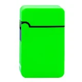 En lighter med en slank, ergonomisk form præsenterer sig i en kombination af fluo grøn og blå nuancer. Overfladen har en glat, blank tekstur, mens den nederste del indeholder en tændknap i sort plast. Lighterens gasbeholder er synlig gennem en gennemsigtig sektion, og der er små, tydelige markeringer til justering af flammen.