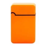 En gaslighter med et robust, ergonomisk design præget af en fluorescerende orange farve og blå detaljer. Den har en lang, cylindrisk form og en aftagelig låg, der beskytter flammen. Den fremhævede tændknap er placeret på siden, mens en justerbar gasventil findes i bunden. Overfladen har en glat, men skridsikker tekstur, der sikrer godt greb.