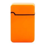 En gaslighter med et robust, ergonomisk design præget af en fluorescerende orange farve og blå detaljer. Den har en lang, cylindrisk form og en aftagelig låg, der beskytter flammen. Den fremhævede tændknap er placeret på siden, mens en justerbar gasventil findes i bunden. Overfladen har en glat, men skridsikker tekstur, der sikrer godt greb.