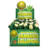 Lollipops i sort og gult præsenterer sig med en spiralformet struktur, hvor den gule farve dominerer og gradvist overgår til en mørkere nuance. Overfladen har en glat, skinnende tekstur, og de enkelte lollipops har en tydelig stamme, der er let skæv. Baggrunden er neutral, hvilket fremhæver de farverige og livlige detaljer.