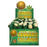 En klar, gennemsigtig beholder indeholder en samling farverige lollipops. Lollipops'ne har en glat overflade og er prydet med striber i nuancer af orange, gul og grøn. Nogle lollipops har også en let glitrende finish. Beholderens låg er hvidt med en simpel, rund form, og teksten på etiketten er sort med et moderne skrifttypevalg.
