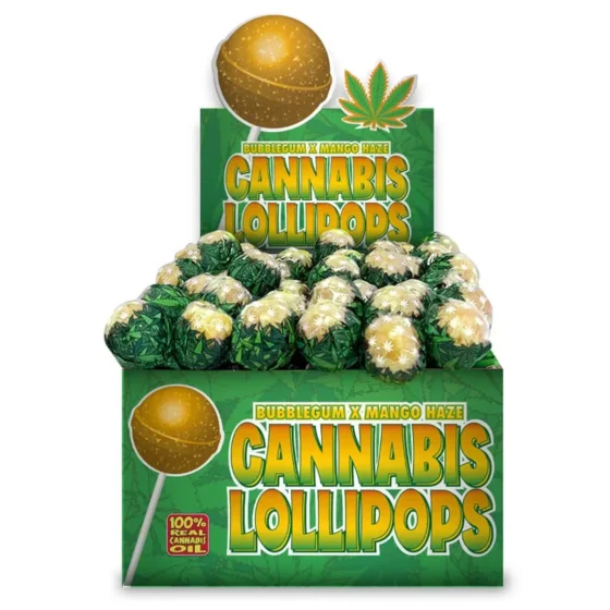 En klar, gennemsigtig beholder indeholder en samling farverige lollipops. Lollipops'ne har en glat overflade og er prydet med striber i nuancer af orange, gul og grøn. Nogle lollipops har også en let glitrende finish. Beholderens låg er hvidt med en simpel, rund form, og teksten på etiketten er sort med et moderne skrifttypevalg.