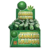 Lollipops Original Kush præsenterer sig med en tæt, frodig struktur i nuancer af grøn, der strækker sig over hele overfladen. Bladene har en let krøllet form med en glansfuld tekstur, mens små, klæbrige trichomer glitrer som små perler. Farverne varierer fra dyb grøn til lysere nuancer, hvilket skaber en visuel dybde og kompleksitet.
