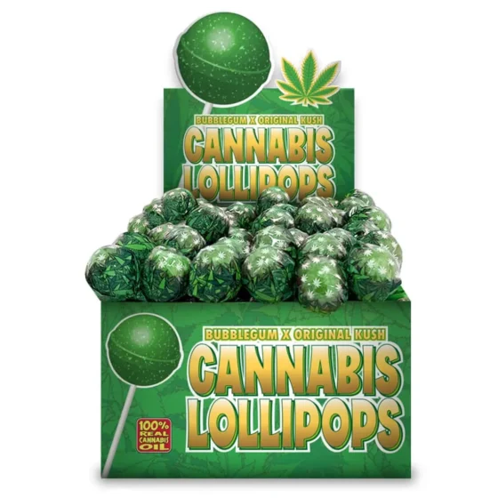 Lollipops Original Kush præsenterer sig med en tæt, frodig struktur i nuancer af grøn, der strækker sig over hele overfladen. Bladene har en let krøllet form med en glansfuld tekstur, mens små, klæbrige trichomer glitrer som små perler. Farverne varierer fra dyb grøn til lysere nuancer, hvilket skaber en visuel dybde og kompleksitet.