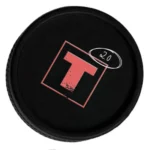 En metalgrinder præsenteres i en sølvfarvet finish med en mat overflade. Den har en rund form og en diameter på 53 mm. Øverste del har et let skridsikkert mønster med små teksturerede kanter. Indvendigt ses skarpe tænder til formaling, mens bunden har et net, der filtrerer det malede materiale. Grinden er udstyret med en magnetisk lukning.