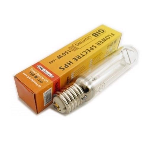 En lampe med en stor, rund reflektor i metallisk sølvfarve dominerer kompositionen. Reflektoren har en glat overflade, der skinner, mens den centrale pære er tydelig med en varm, gylden glød. Kablet er sort og snoet, og der er en mekanisk fatning, der holder pæren. Baggrunden er neutral og enkel, hvilket fremhæver lampens detaljer og struktur.