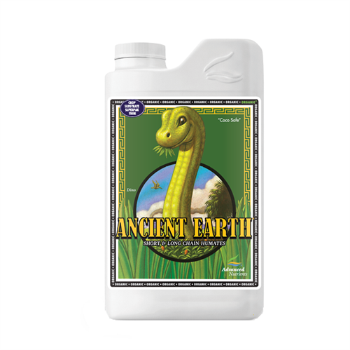 En mørk glasflaske med en bred hals og en skruelåg i metal pryder midten. Etiket i nuancer af grøn og guld præsenterer produktnavnet "Ancient Earth Organic". Teksten er trykt i hvid og sort med detaljerede symboler. Flaskeformen er cylindrisk, og overfladen har en glat, skinnende finish, der reflekterer lys.