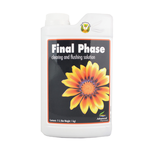 En transparent flaske med en sort, skruehætte, indeholdende en klar væske. Etiket i farverne grøn, hvid og sort pryder flasken, med tekst i forskellige skrifttyper, der angiver produktnavnet og instruktioner. Mønstre og grafiske elementer dekorerer etiketten, mens flaskens form er slank og cylindrisk, hvilket giver et moderne udseende.