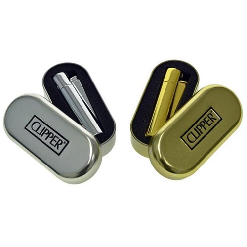 En metal lighter med en blank, sølvfarvet overflade pryder scenen. Den har en slank, cylindrisk form med en let afrundet top. Knapperne er små og diskrete, placeret på siden. Lighteren har et indgraveret mønster, der tilføjer tekstur. Refleksioner af lys skaber et glimtende udseende, hvilket fremhæver dens glatte finish.