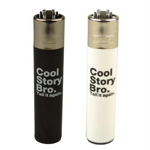To lightere præsenteres side om side. De har en slank, rektangulær form med afrundede kanter, fremstillet af glat plastik. Den ene lighter er i en dyb blå farve med et grafisk mønster af bølger, mens den anden er i en lysere blå nuance med en struktureret overflade. Begge har en mørkeblå tændingsknap og en gennemsigtig gasbeholder.