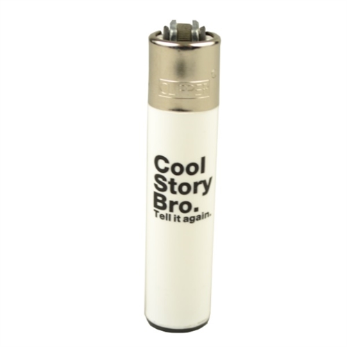 En hvid lighter med en slank, cylindrisk form pryder et farverigt design, der inkluderer grafiske elementer og tekst, der fremhæver en kreativ fortælling. Lighterens overflade er glat med en let glans, mens toppen har en sort, afrundet knap, der kontrasterer med den hvide krop. Mønstrene inkluderer farverige illustrationer, der tilføjer visuel interesse.