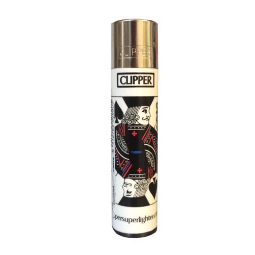 En sølvfarvet lighter pryder overfladen med en glat metalfinish, der reflekterer lys. Forsiden har et detaljeret design af en spade, indrammet af en sort baggrund, der fremhæver symbolikken. Kanten er let buet, og der er en tydelig åbning til flammen. Lighterens størrelse er kompakt, hvilket gør den nem at håndtere.