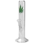 En cylinderformet bong fremstillet af klart glas præsenteres. Overfladen er glat med en minimalistisk design. Øverst findes en bred åbning, mens en slank hals strækker sig ned til en bredere bund. Et grønt bladmotiv er indgraveret på siden, og der er en lille åbning til vand. Bongens samlede form er elegant og simpel.