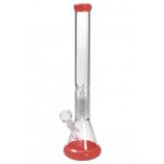En stor bong fremstår i klart glas, prydet med en orange farve på percolatoren og bunden. Fire arme strækker sig fra percolatoren, hvilket skaber en kompleks struktur. Glasset har en glat overflade med en tyk, stabil base. Der er en skål til indholdet, som er let tilgængelig. Designet er enkelt, men funktionelt.