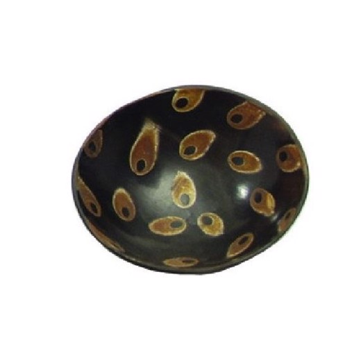 En hornformet genstand med en glat, poleret overflade dominerer beskrivelsen. Den er i en naturlig beige farve med subtile nuancer og har en let buet struktur. Spidsen er afrundet, mens den brede ende har en mere åben form. Overfladen har en delikat glans, der reflekterer lys og fremhæver teksturens naturlige skønhed.