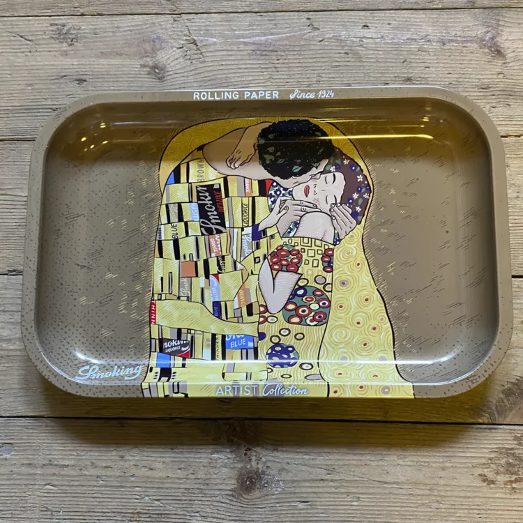 En rektangulær mixertray med mål på 29x19 cm præsenterer et kunstnerisk motiv i impressionistisk stil. Farverne spænder fra dybe blå til varme orange nuancer, der skaber en dynamisk komposition. Overfladen fremstår glat og reflekterende, mens kanterne er let afrundede. Mønsteret inkluderer abstrakte former og penselstræk, der tilføjer dybde og liv til designet.
