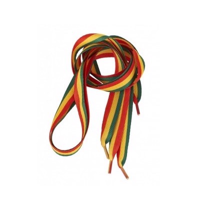 Snorrebånd i rasta-farver pryder overfladen med en kombination af grøn, gul og rød. Snorrebåndet er tekstureret med en let glans, der giver det en livlig fremtoning. Det er flettet med en ensartet tykkelse og har en blød og fleksibel kvalitet. Enderne er forsynet med en lille plastikhætte, der sikrer holdbarhed og funktionalitet.